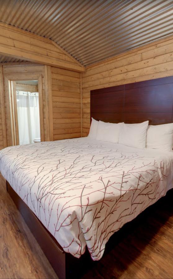 Paradise Rv & Cabins Resort Vinton Exterior photo
